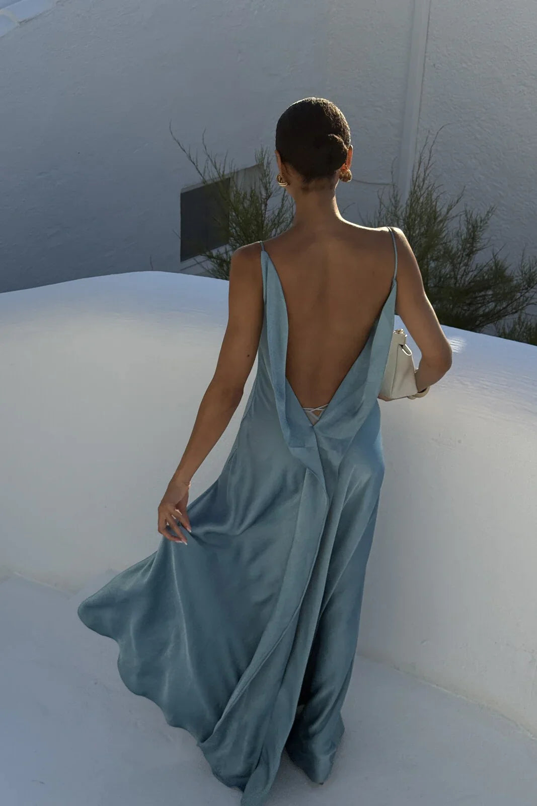 Modelo con vestido largo Aumare Lerici junto al acantilado