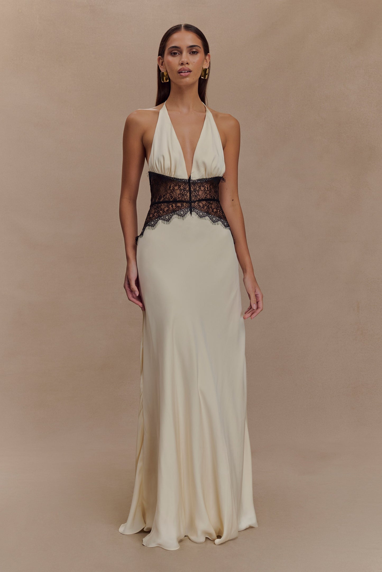Vestido Aumare Comporta largo en poliéster satinado blanco con detalle de encaje