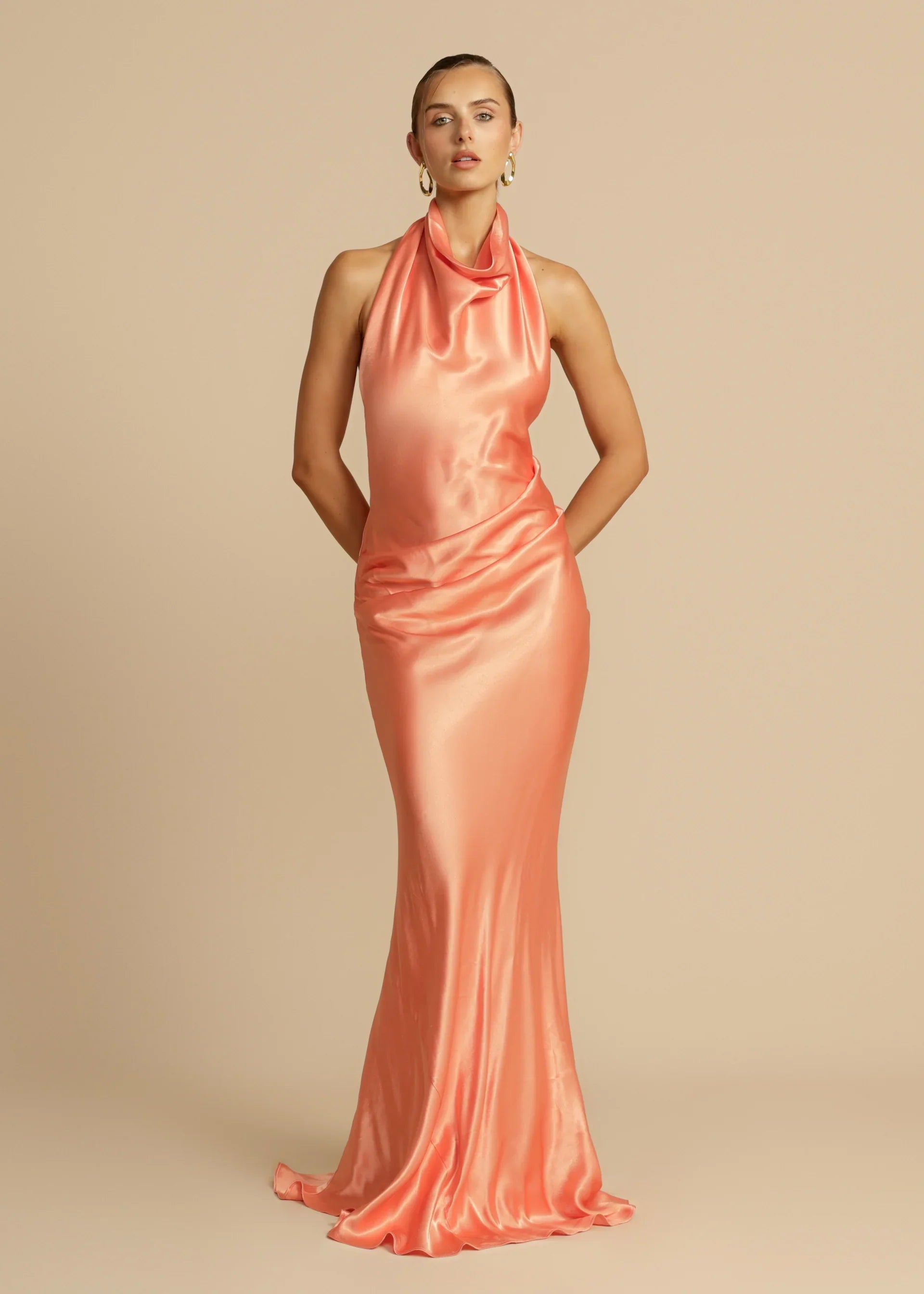 Vestido largo Vernazza salmón satinado de resort