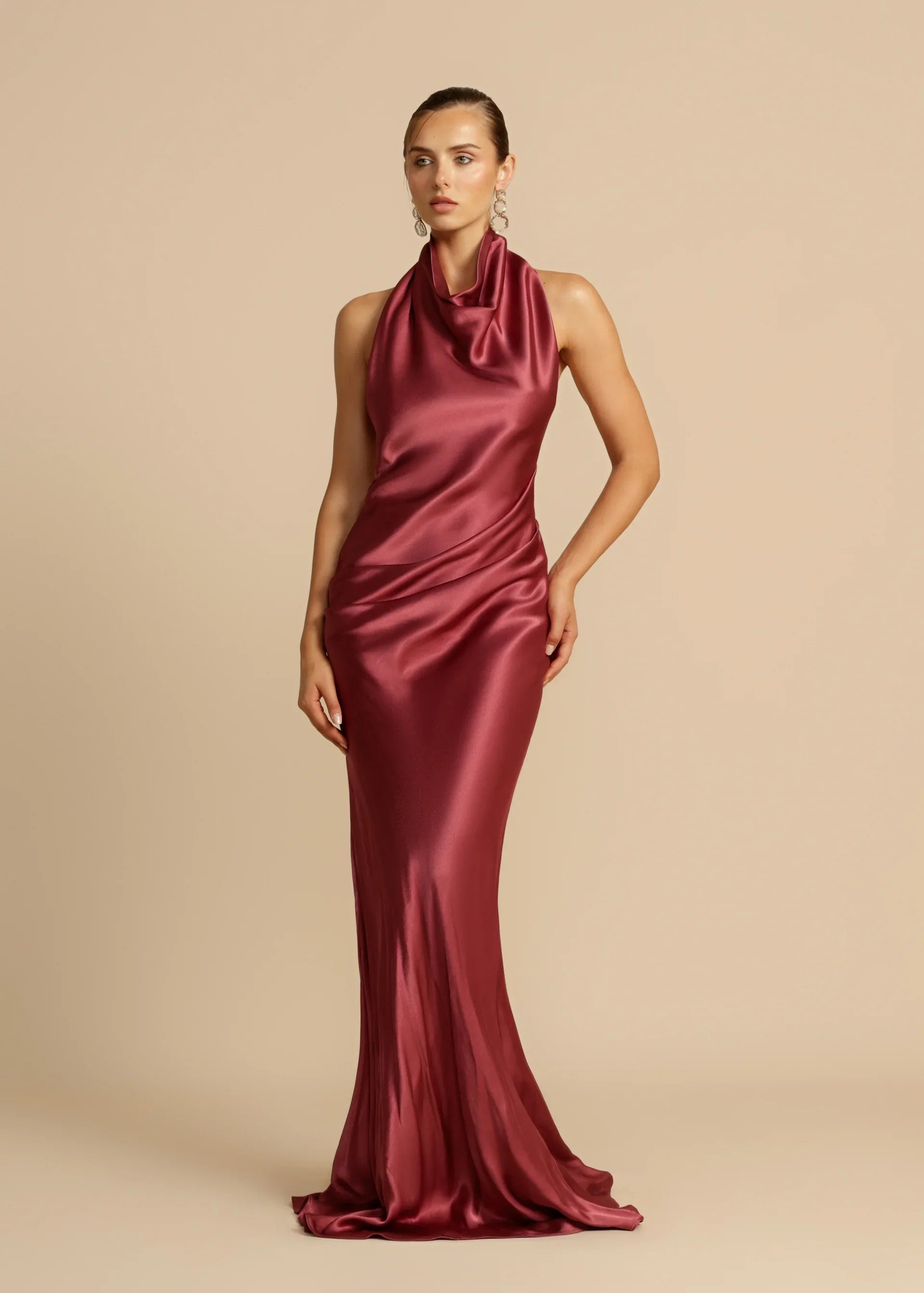 Vestido Vernazza vino cuello halter — vista frontal