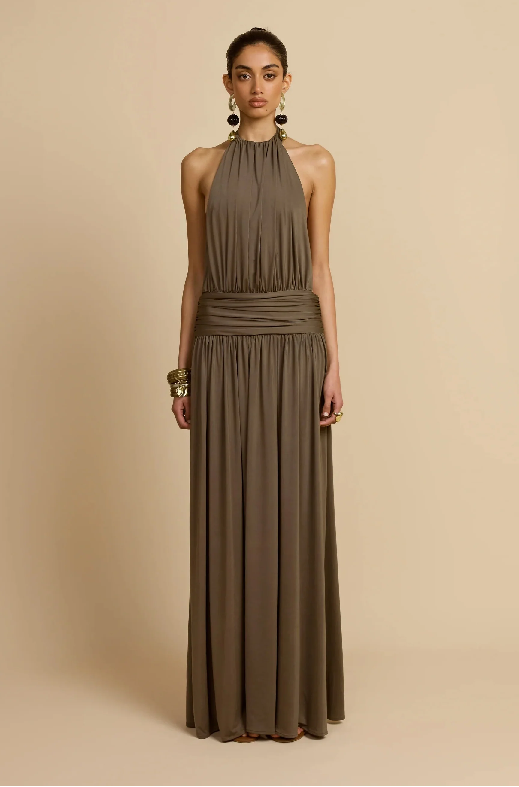 Vestido Aumare Cascais largo color topo cuello halter — frente