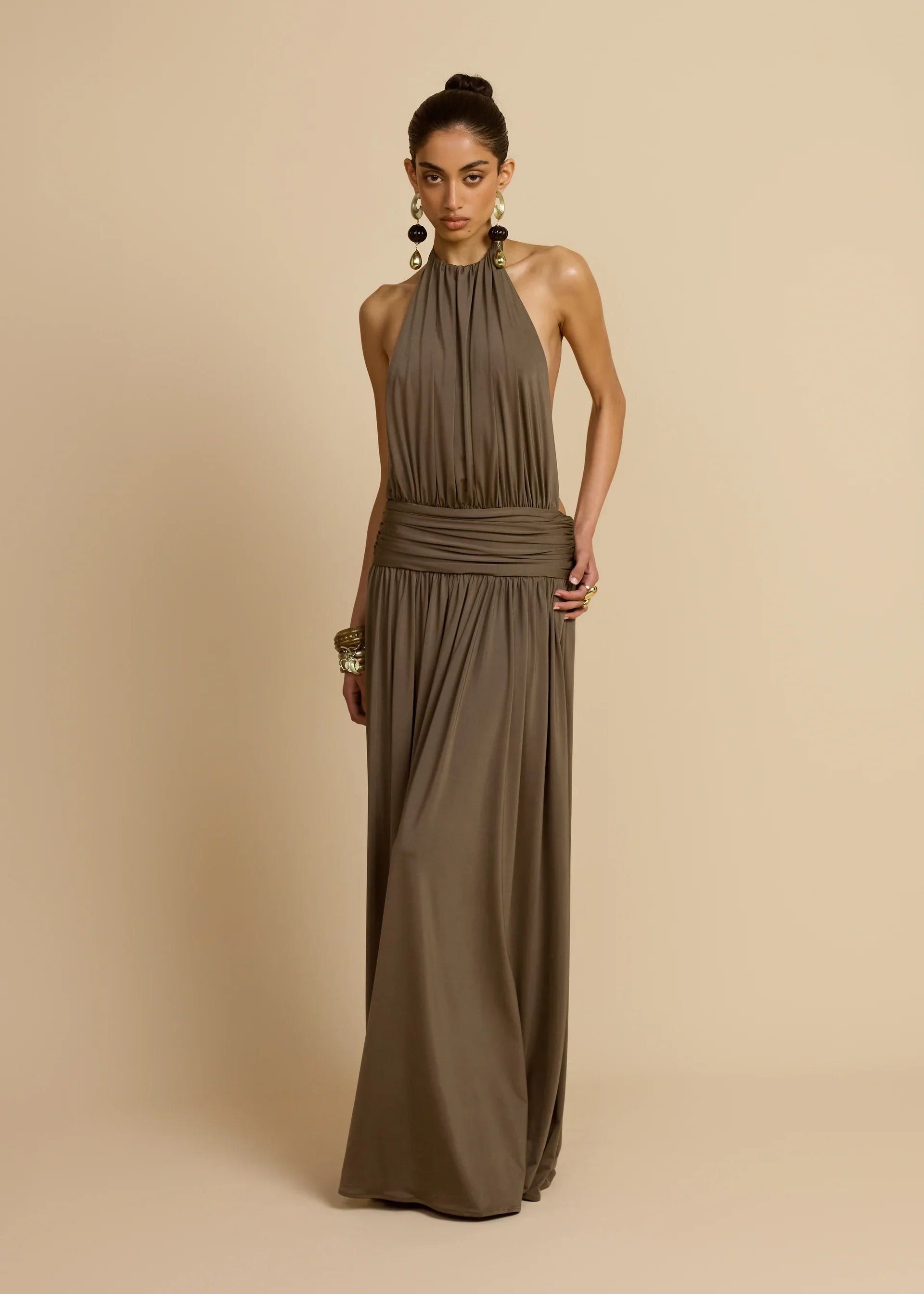 Vestido Cascais halter marrón — silueta completa de cuerpo entero