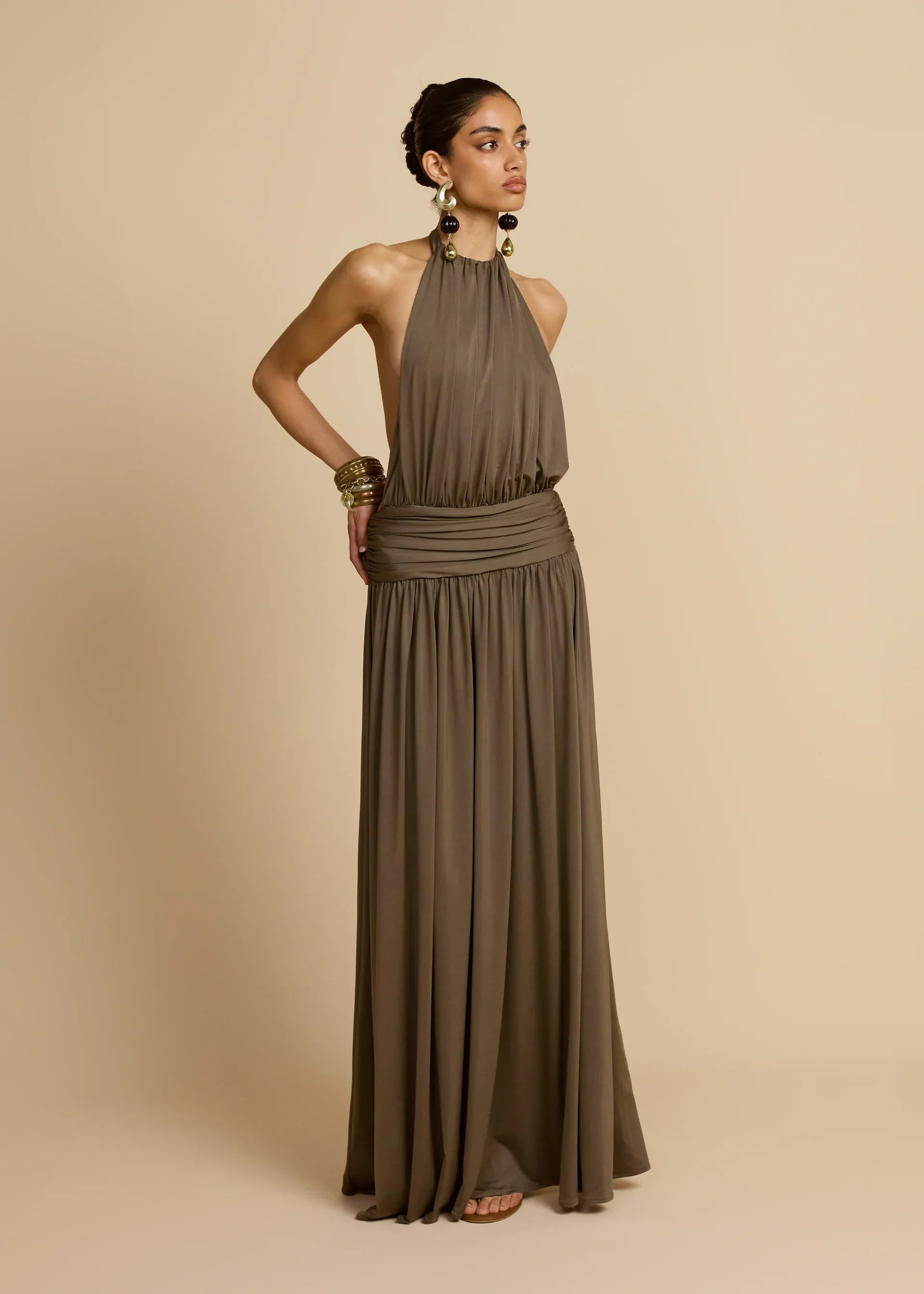 Detalle del escote halter del vestido Aumare Cascais