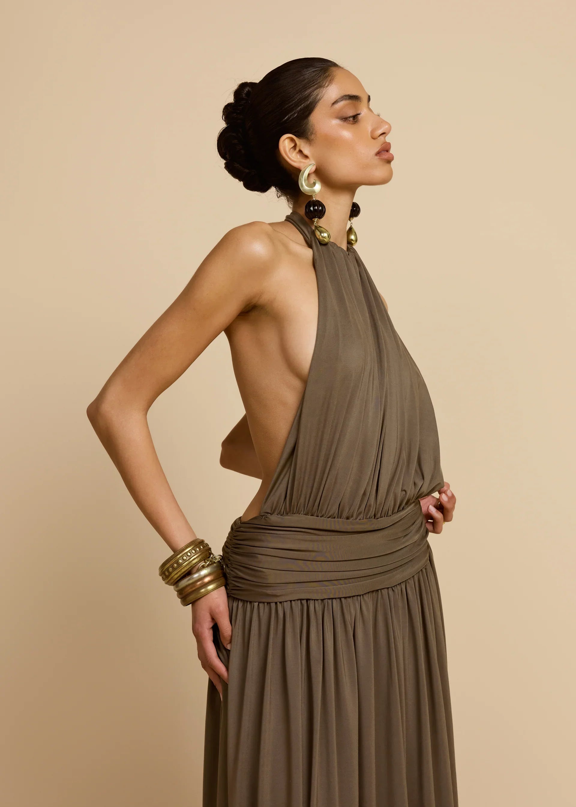 Vestido largo halter Cascais — caída del ruedo maxi