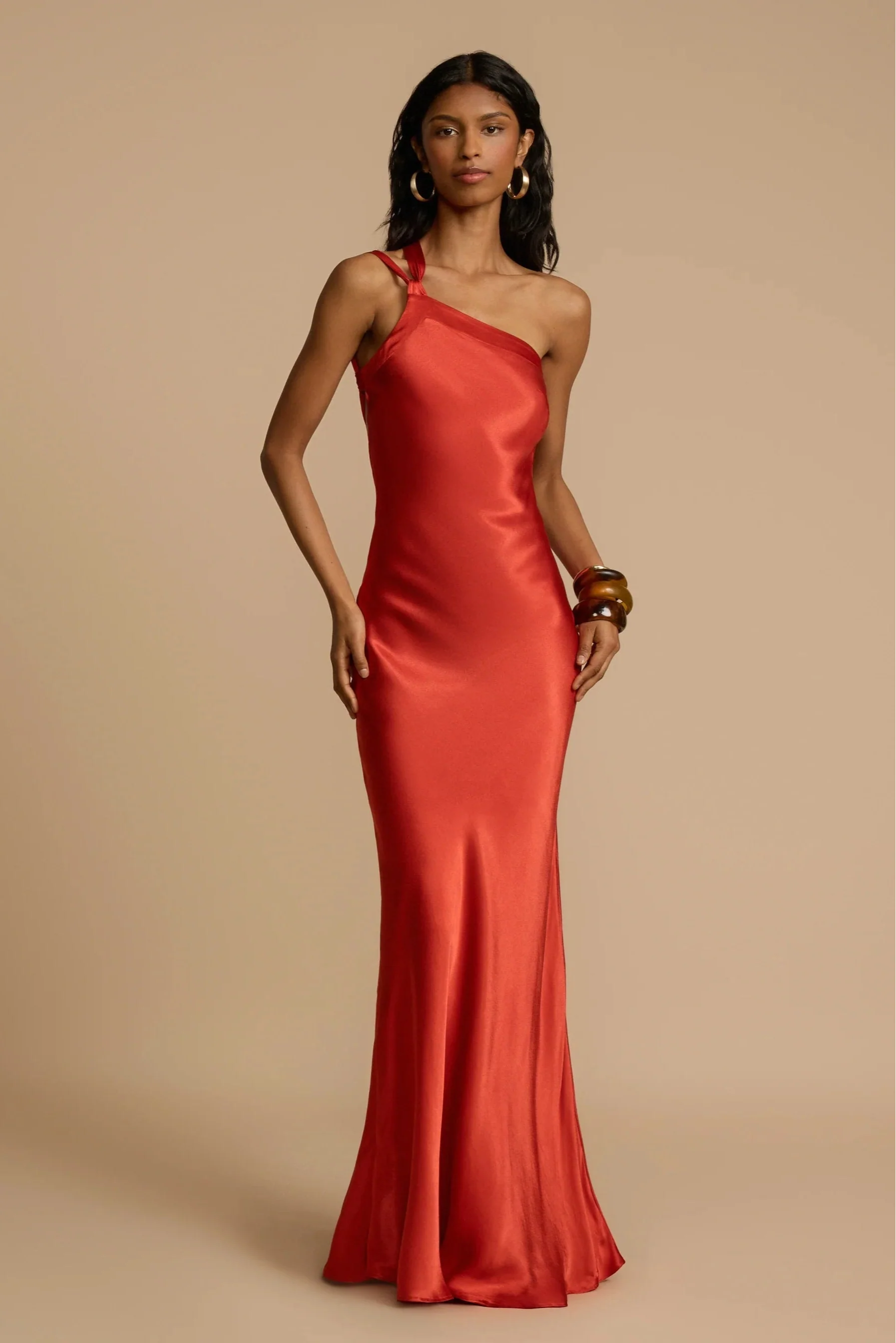 Vestido Aumare Rapallo largo fluido en naranja con escote asimétrico de un hombro