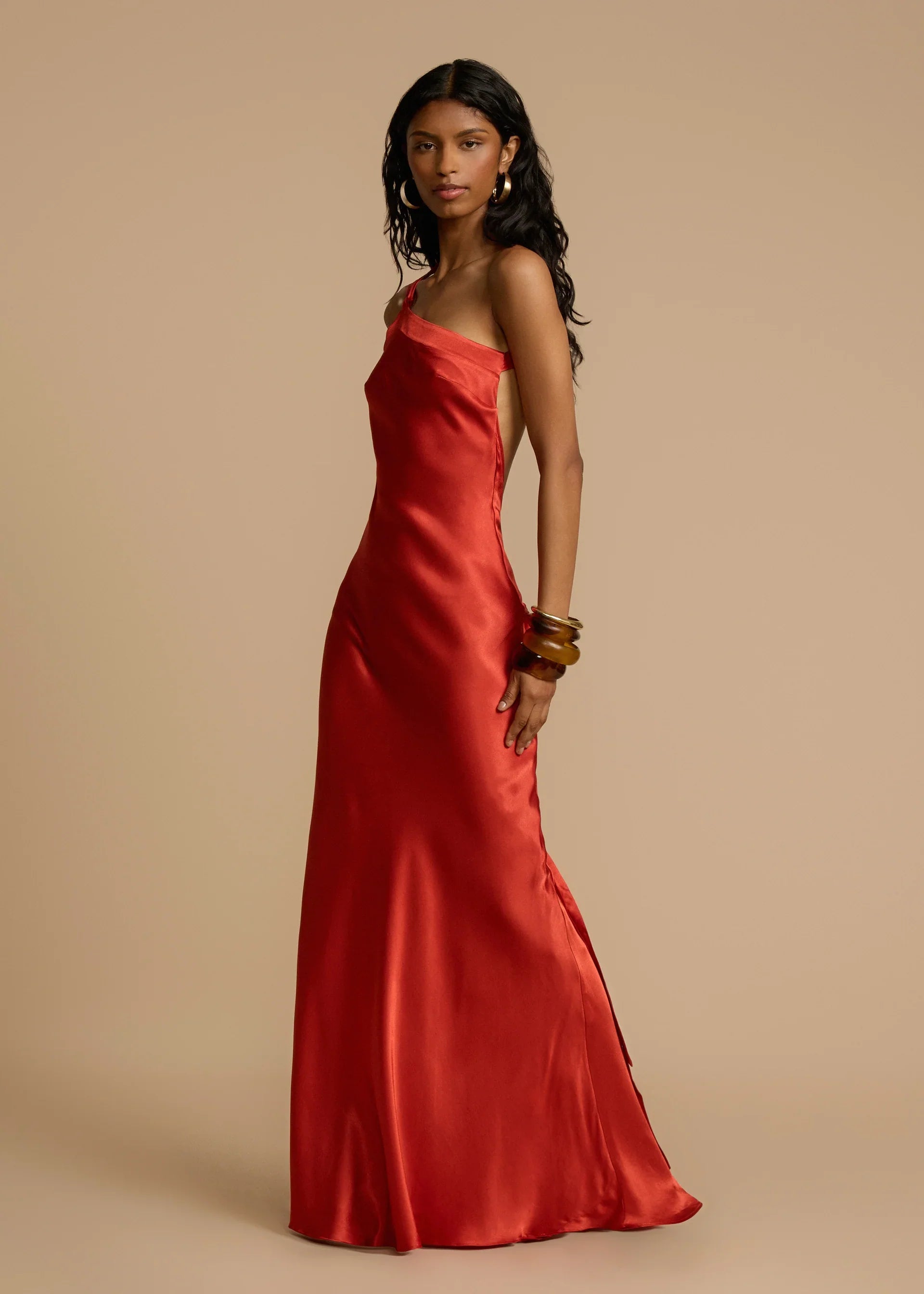 Vestido Aumare Rapallo naranja en seda satinada vista de cuerpo entero