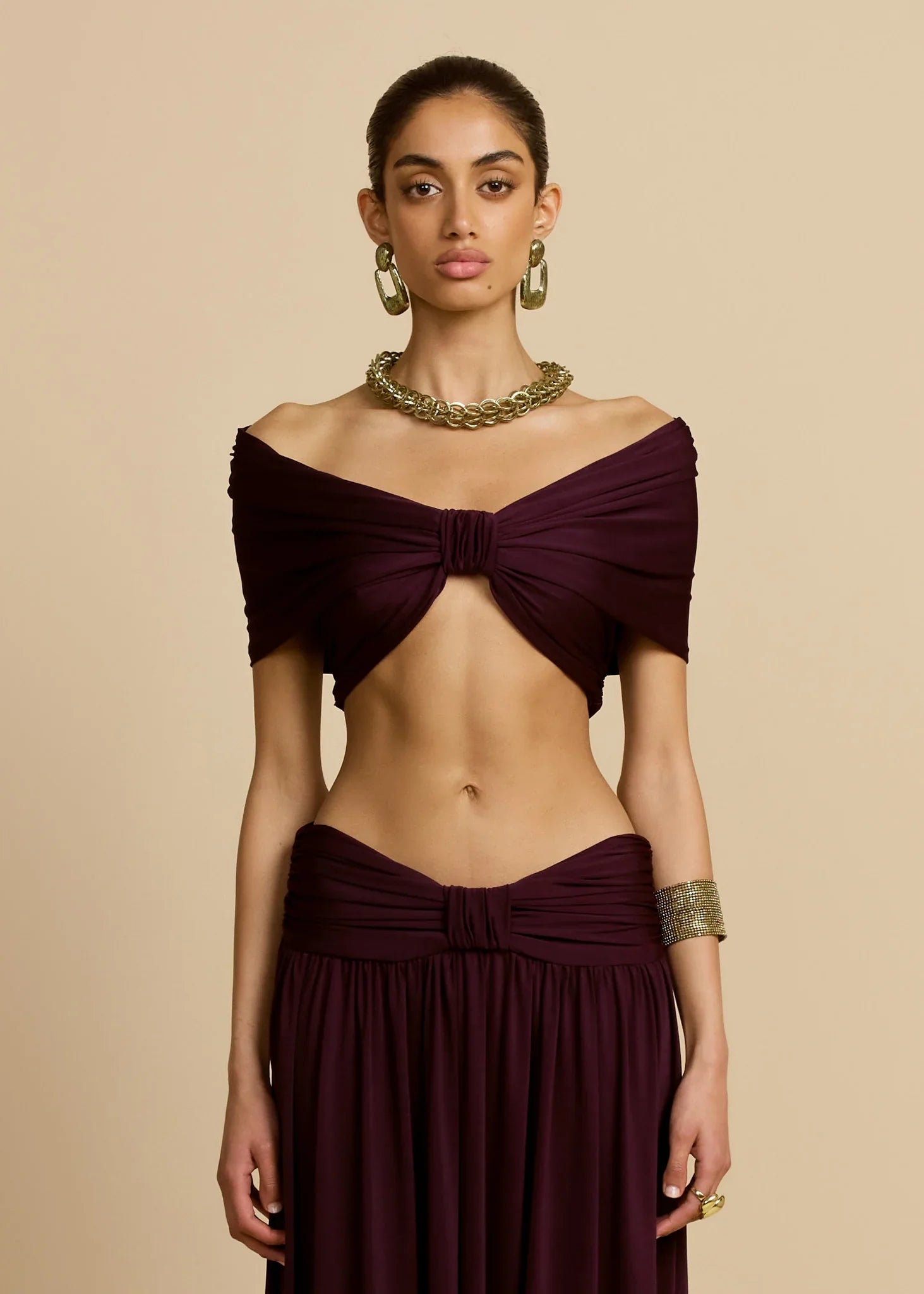 Conjunto Aumare Xcacel vino — detalle del tejido satinado