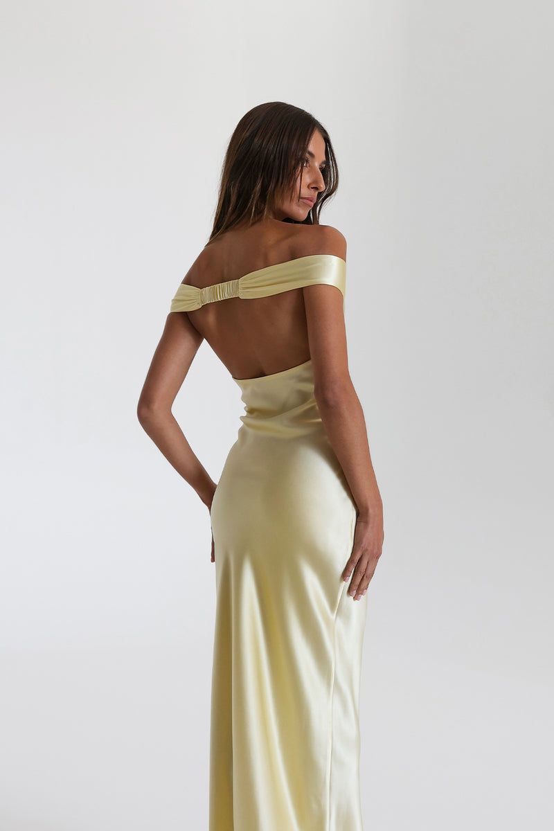 Espalda descubierta del vestido Aumare Atrani en amarillo