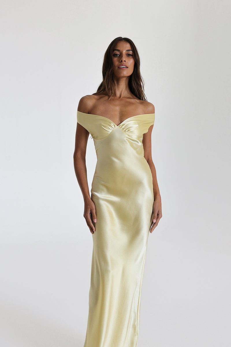 Vestido largo de satén amarillo con escote corazón al hombro