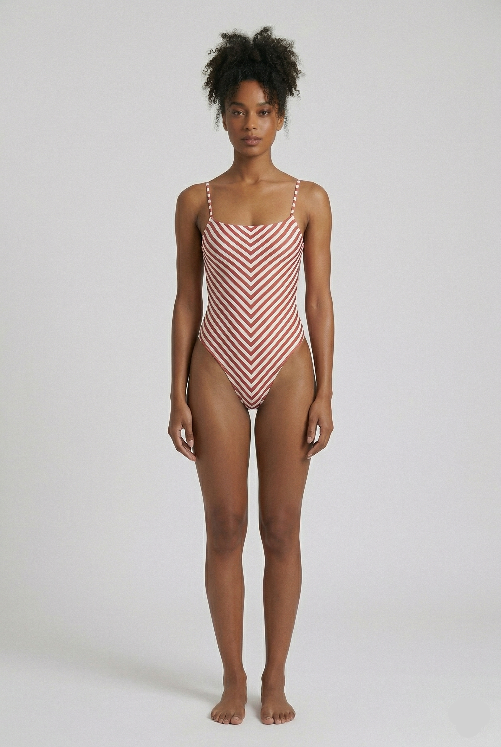 Maillot entero Aumare Inès de rayas rojas y blancas en la playa