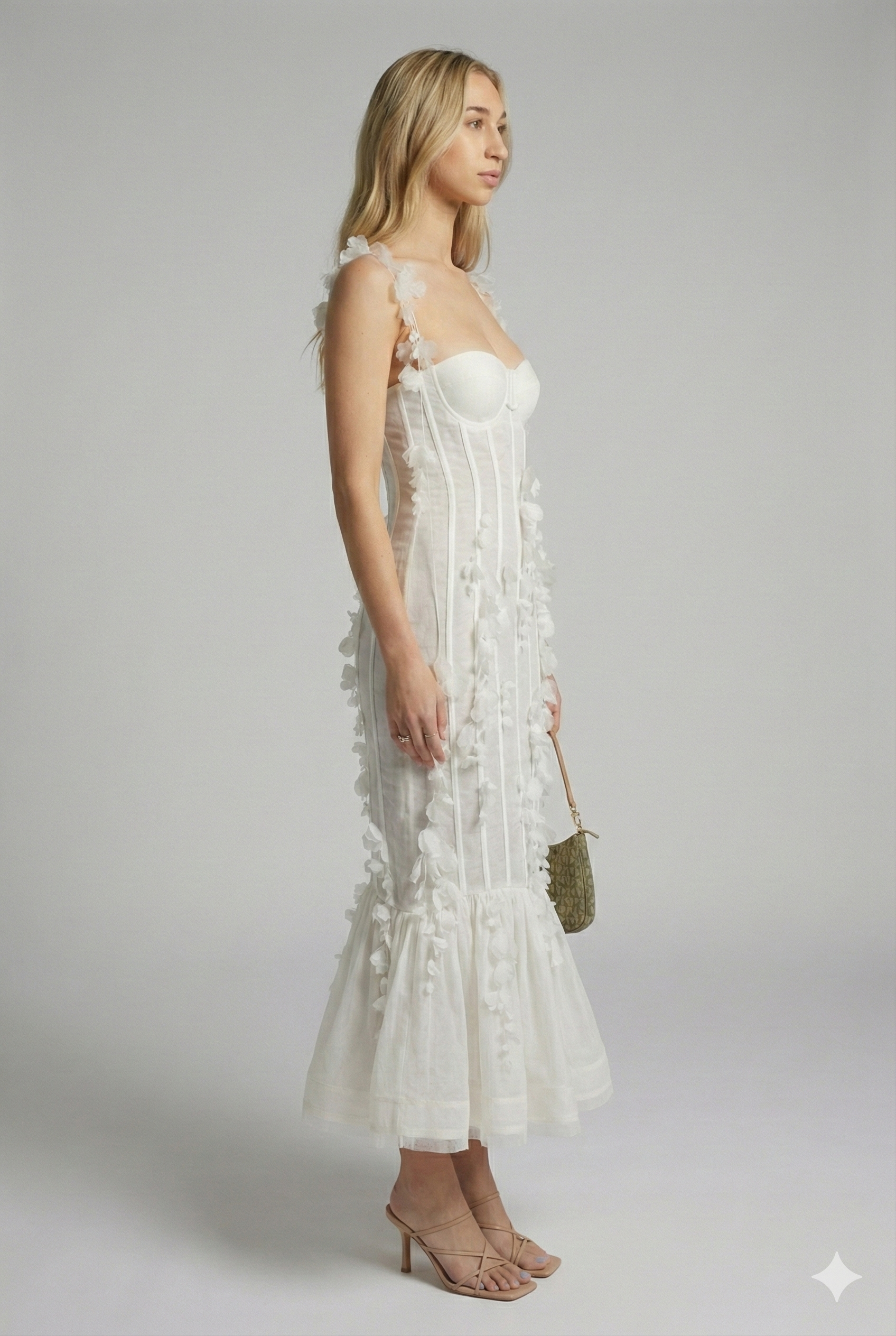 Vestido Aumare Formentera detalle del escote corazón y tirantes florales