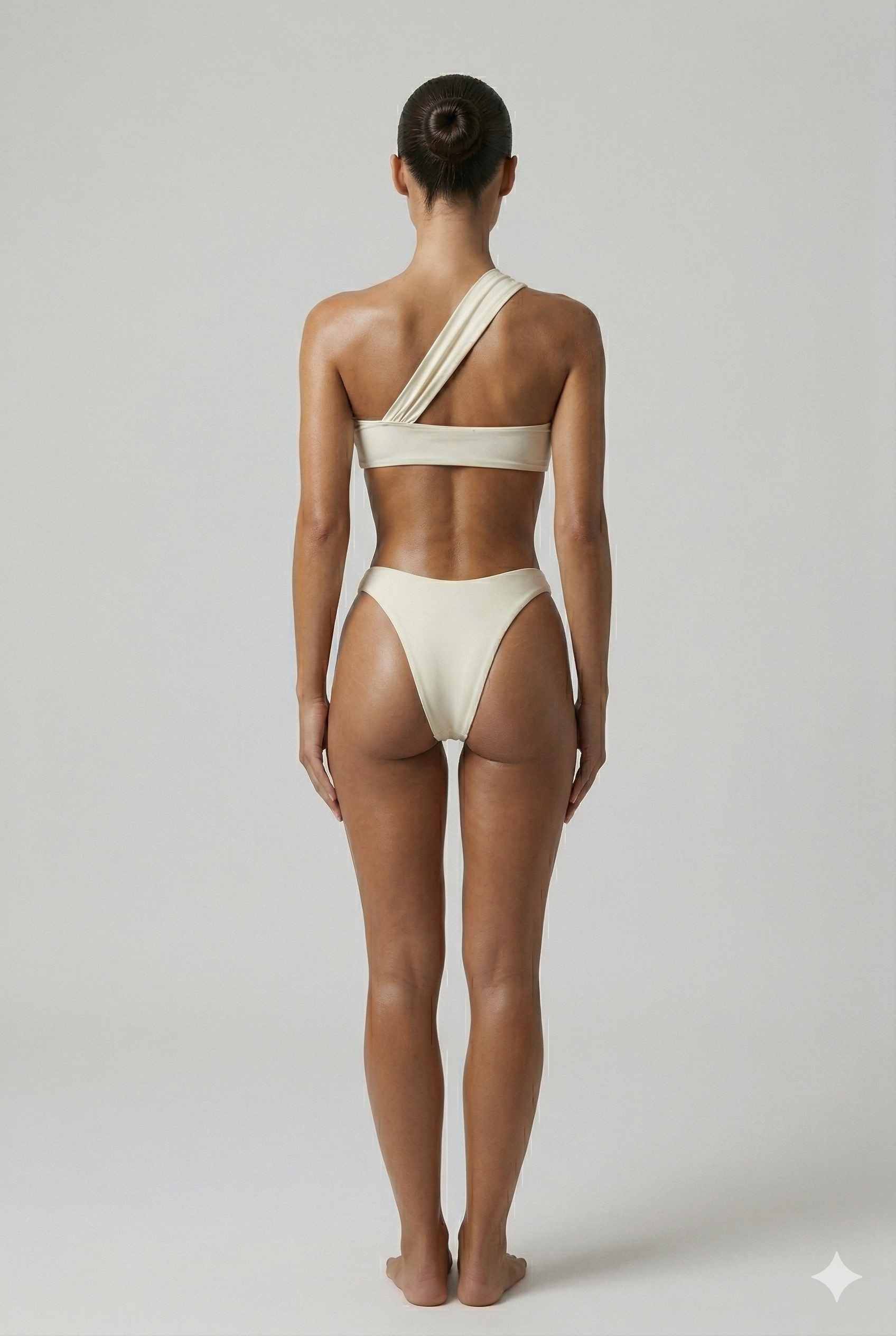 Modelo con bikini Aumare Punta Mita de triángulo con tiras en resort de lujo
