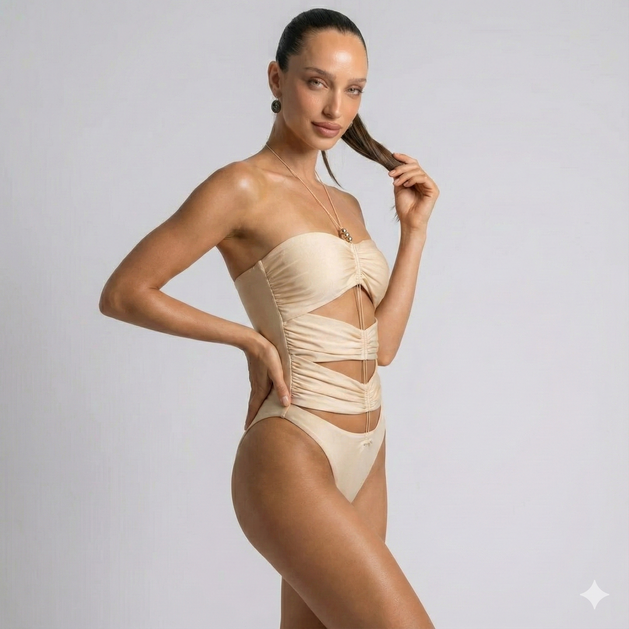 Traje de baño entero Aumare Sienna strapless dorado — editorial de playa