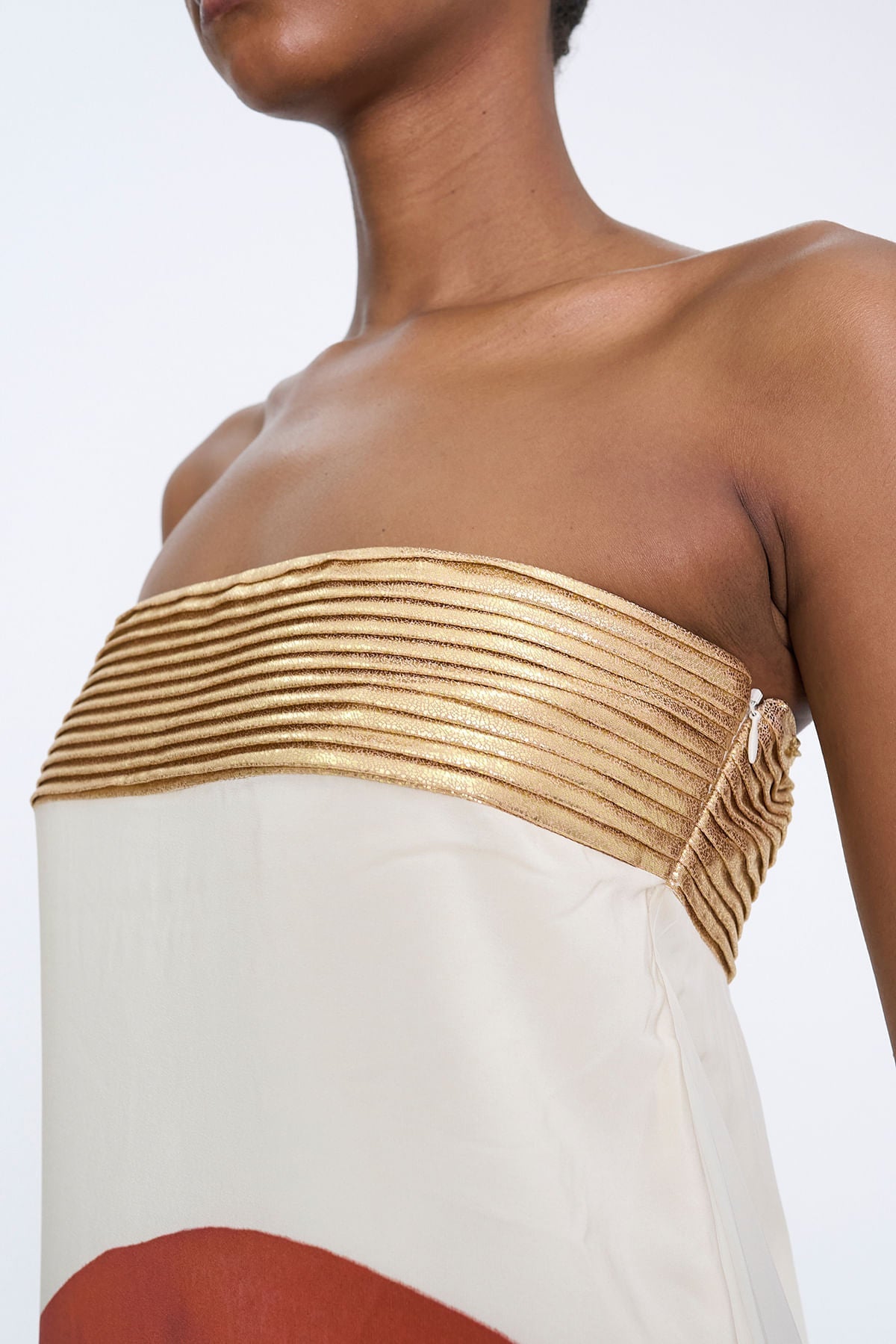 Vestido Aumare Taormina con banda dorada y estampado artístico