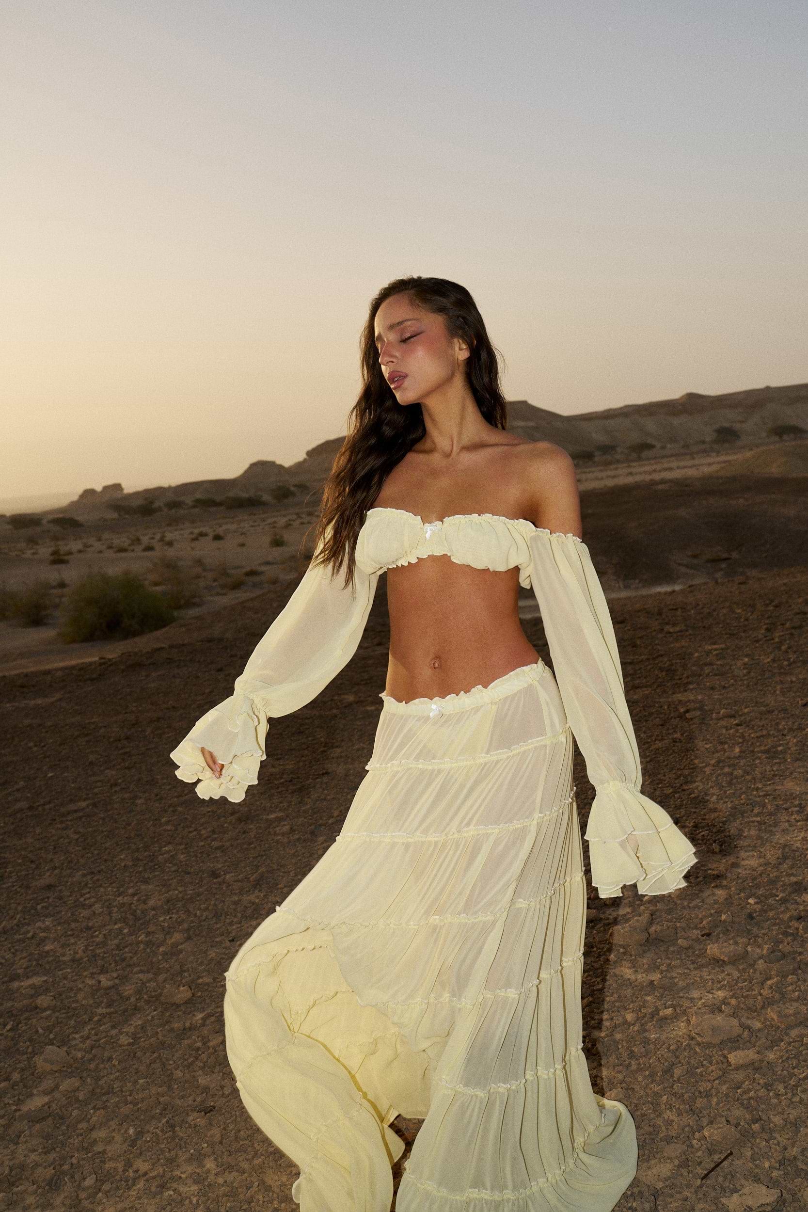 Conjunto Aumare Tankah amarillo en top y falda larga al atardecer