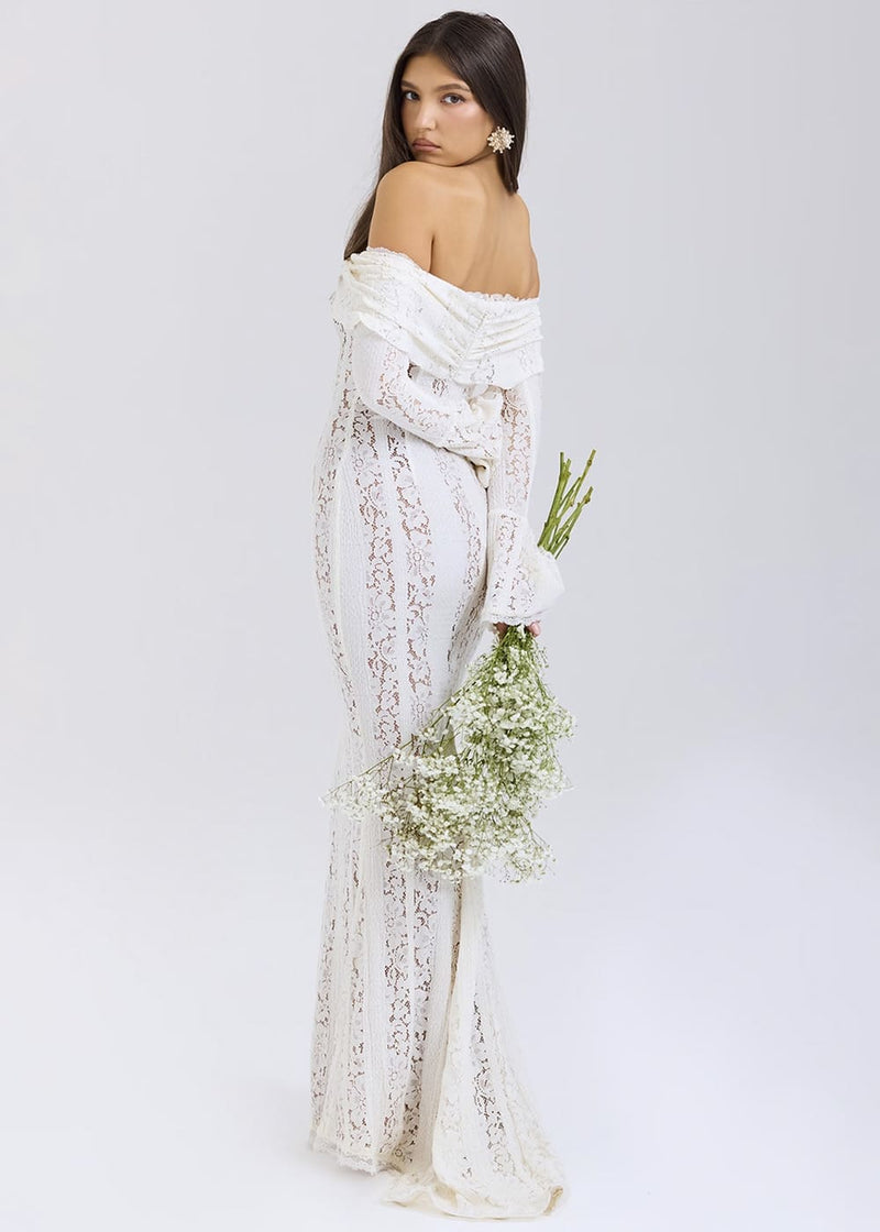 Detalle del tejido calado del vestido Aumare resort wear