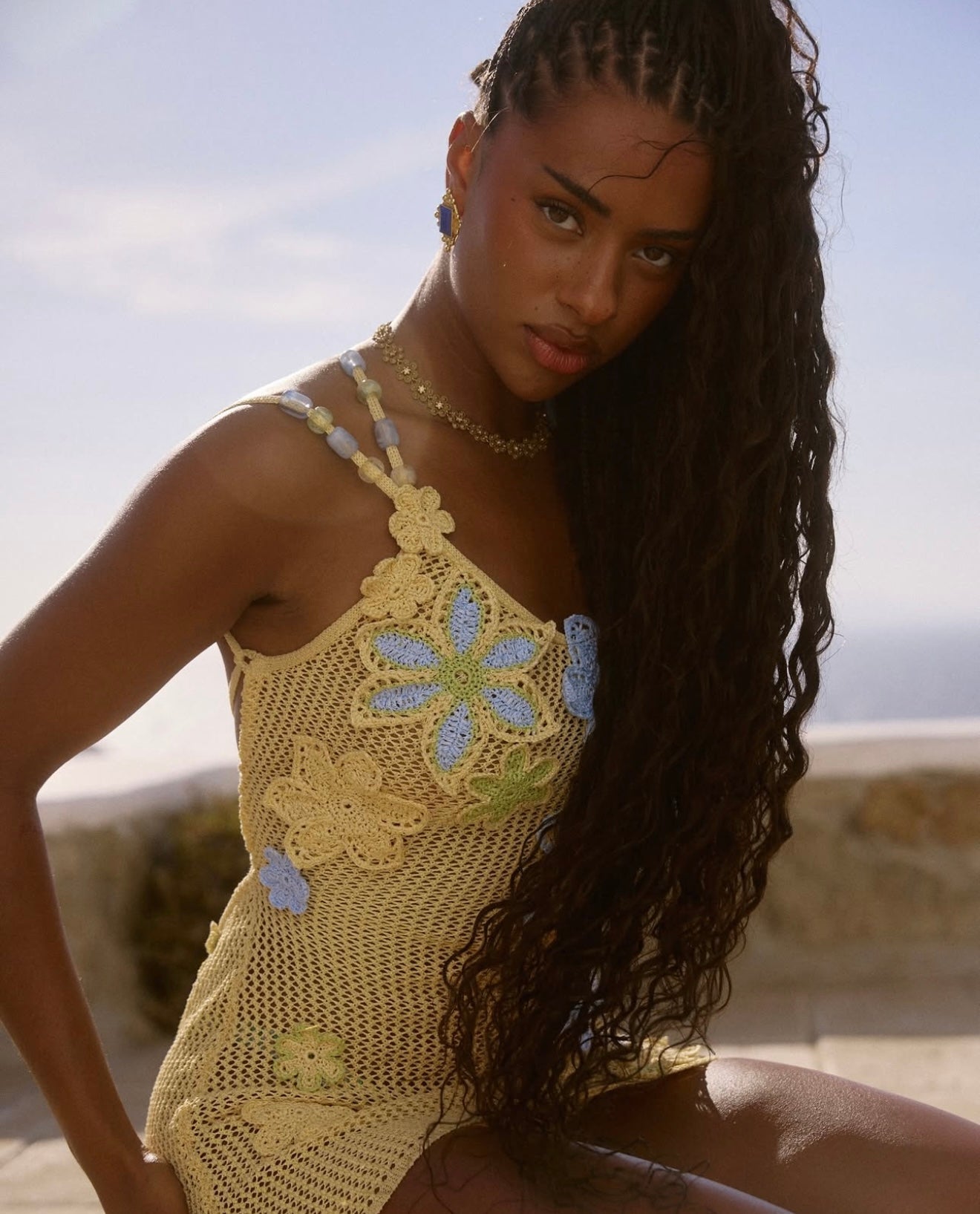 Modelo con vestido tejido floral en la playa — Aumare Positano Alta
