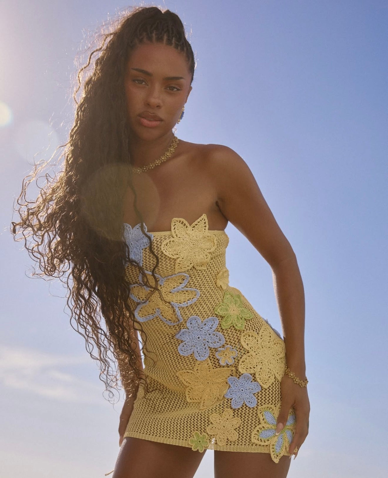 Vestido playero crochet floral color arena — Aumare Positano Alta