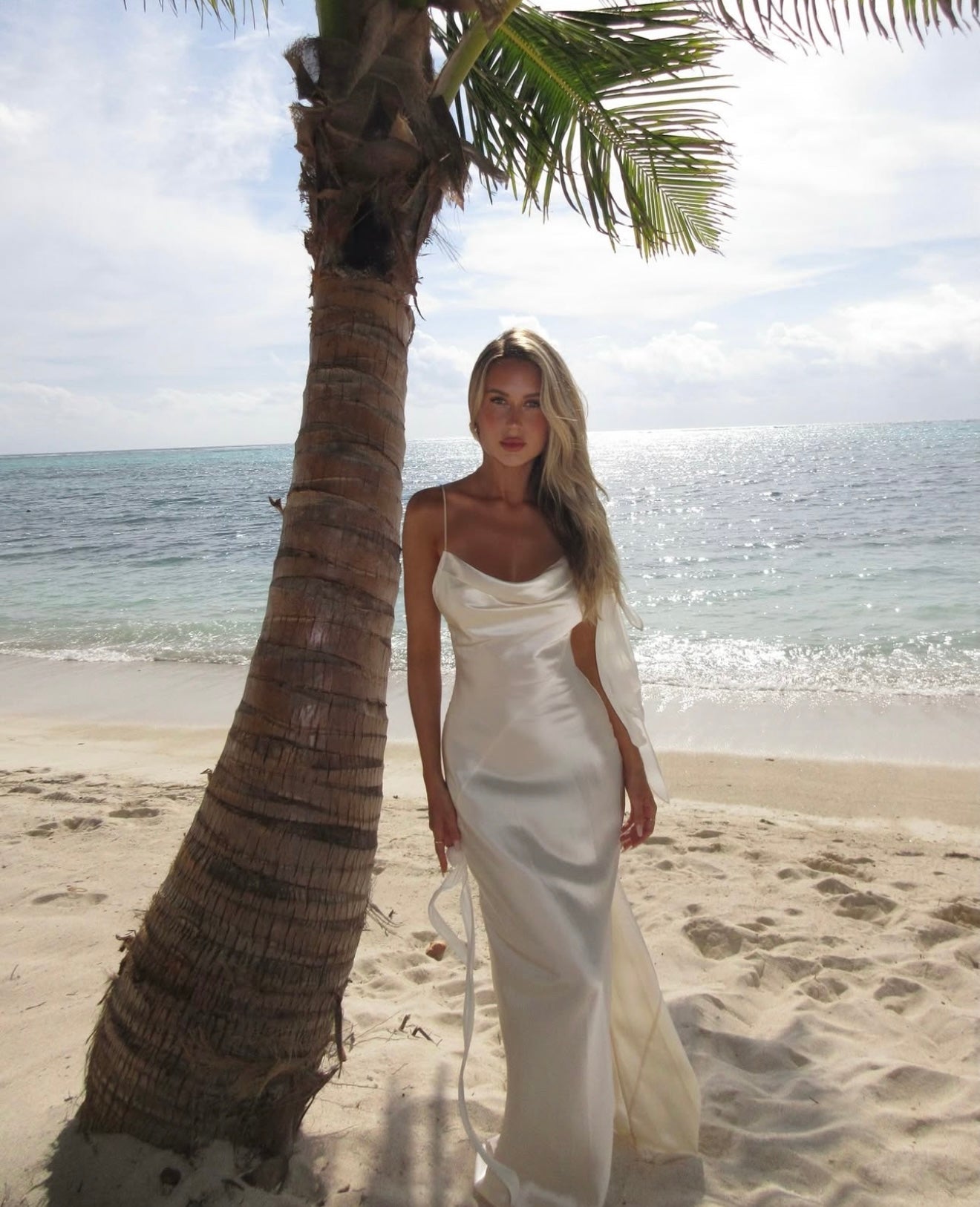 Vestido Aumare Otranto en la playa al atardecer
