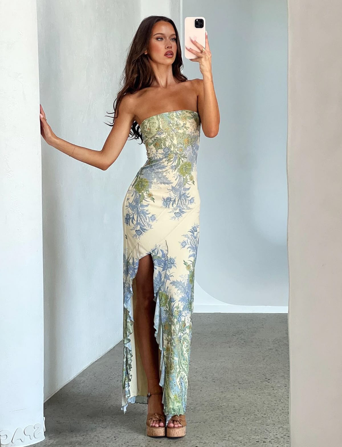 Modelo con vestido Aumare Bordighera frente al mar