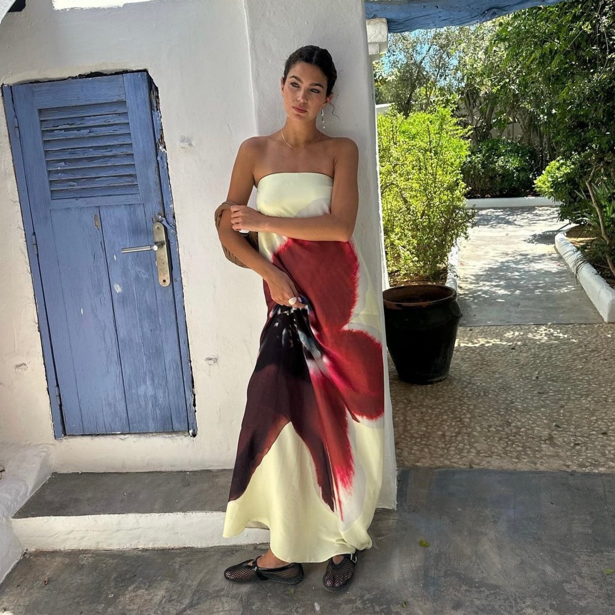 Vestido Aumare Paros en escenario de playa mediterránea