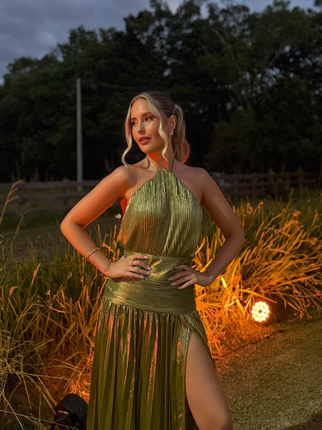 Modelo con Vestido Aumare Menton en la playa