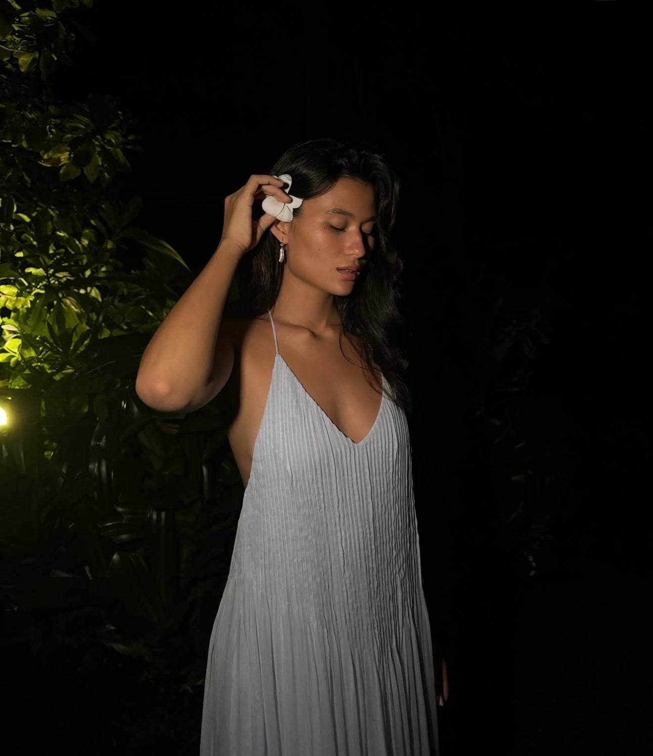 Vestido Aumare Calvi en ambiente de playa al atardecer