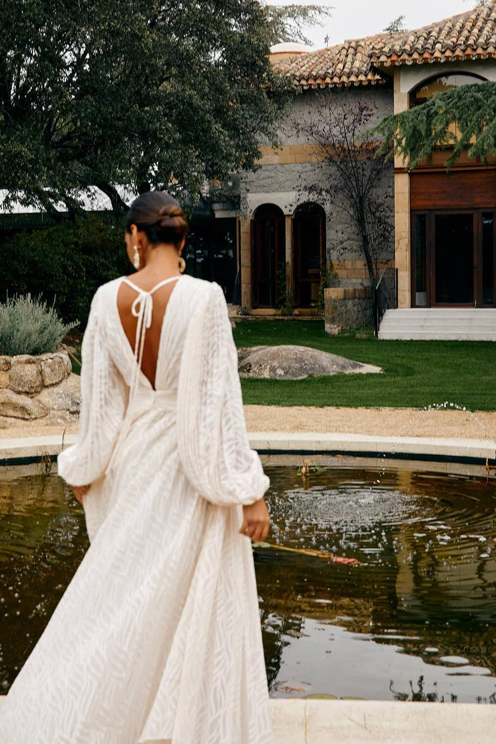 Mujer con vestido largo blanco Aumare Cap d'Antibes en jardín