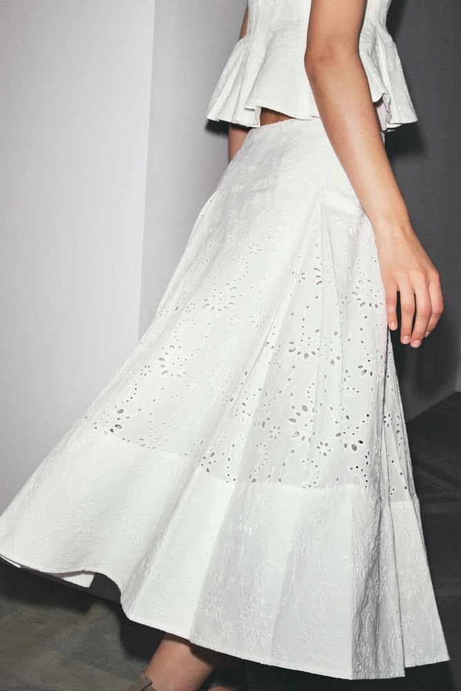 Falda midi-maxi blanca en bordado inglés del Conjunto Aumare Xcalak
