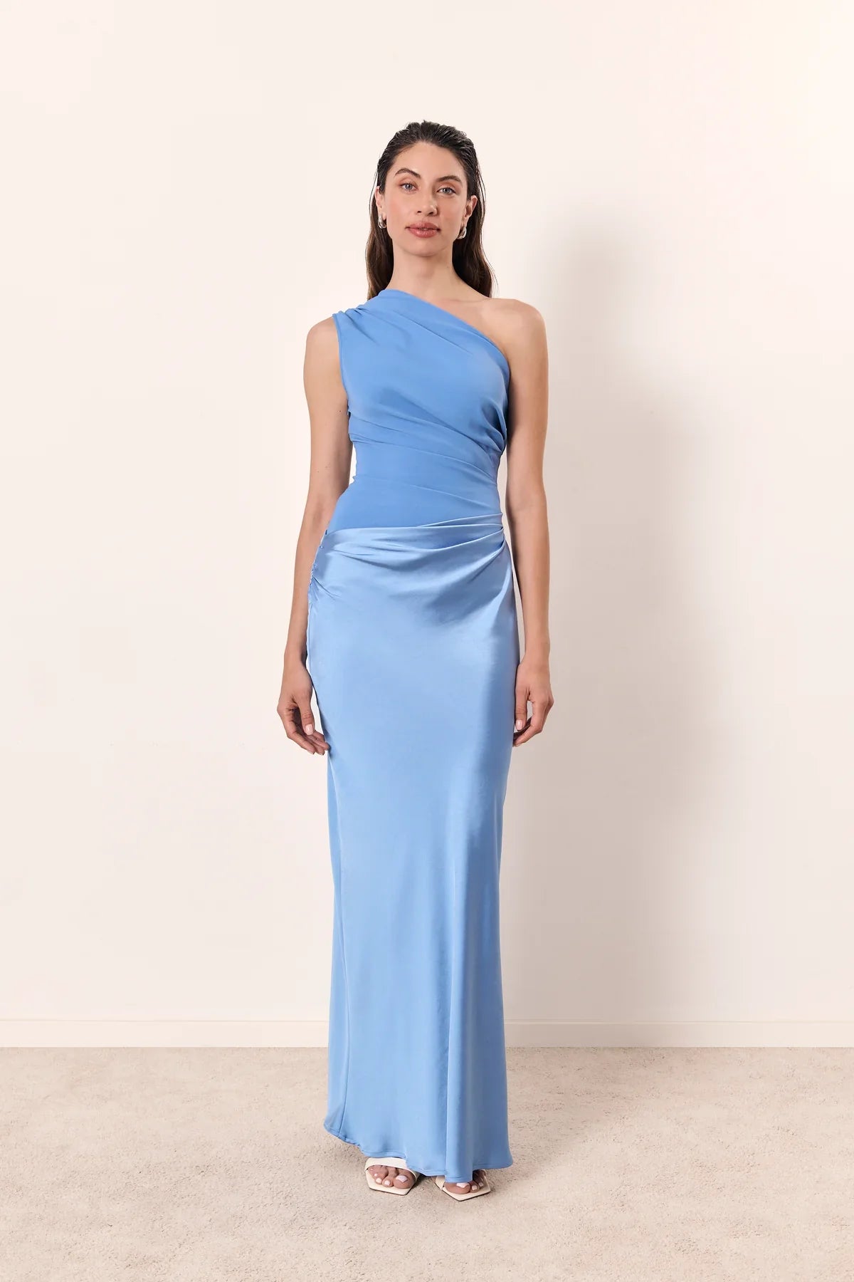 Vestido Aumare Alassio largo de un hombro en satén azul