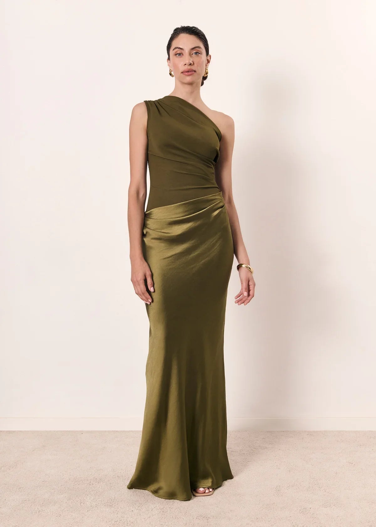 Vestido Aumare Alassio largo de un hombro en satén verde olivo