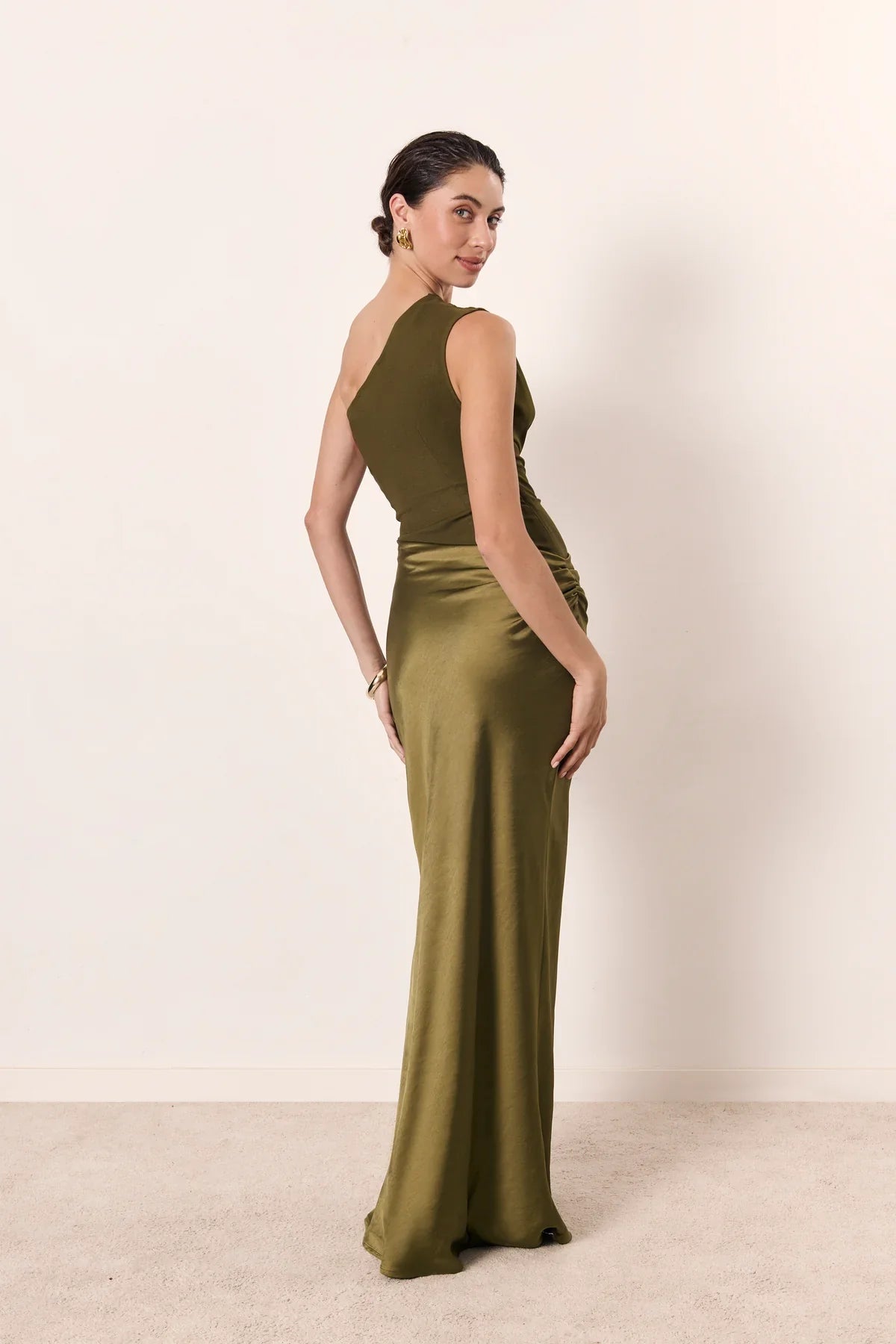 Vestido Aumare Alassio verde olivo caída fluida de la falda
