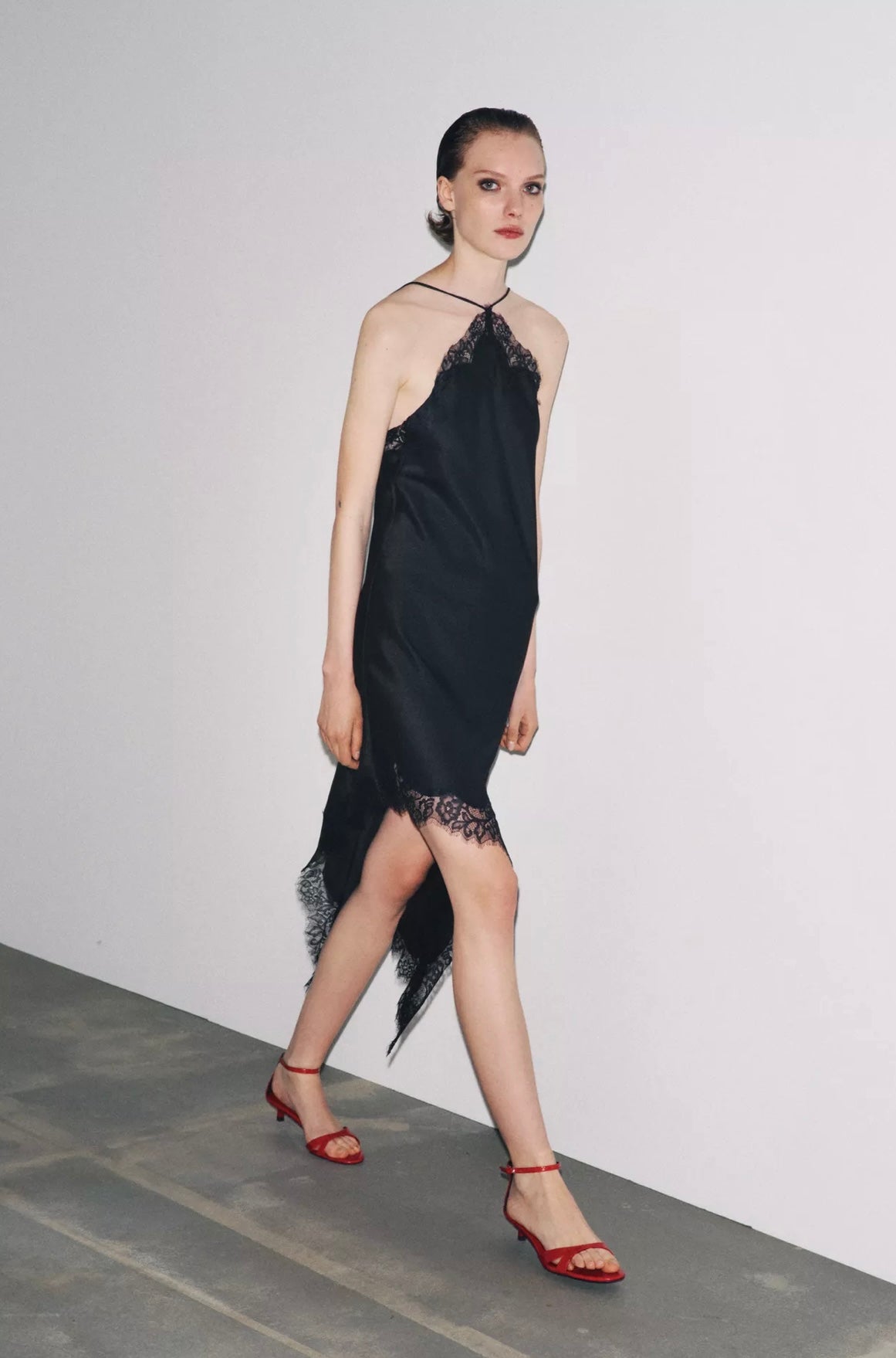 Vestido midi asimétrico negro Aumare Cap-Ferrat de espaldas