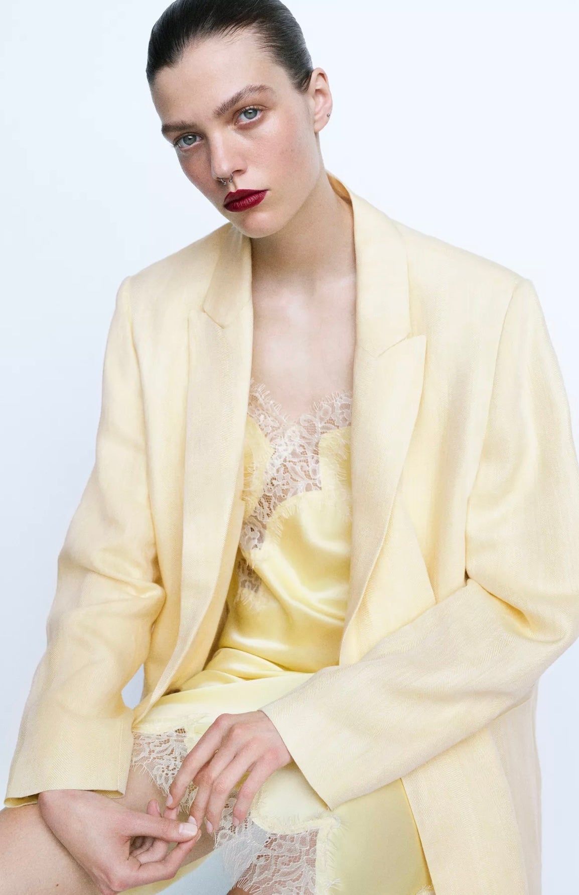 Vestido Aumare Sardegna amarillo detalle de tela