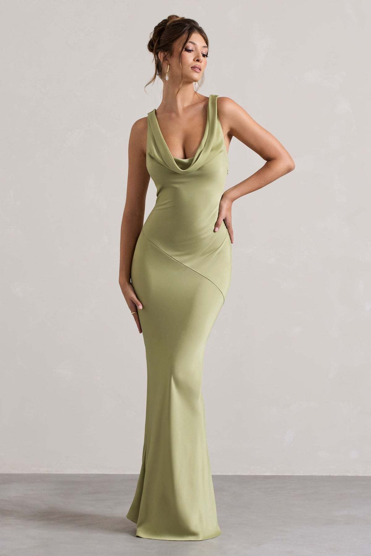 Vestido Aumare Bodrum verde largo de satén con escote drapeado