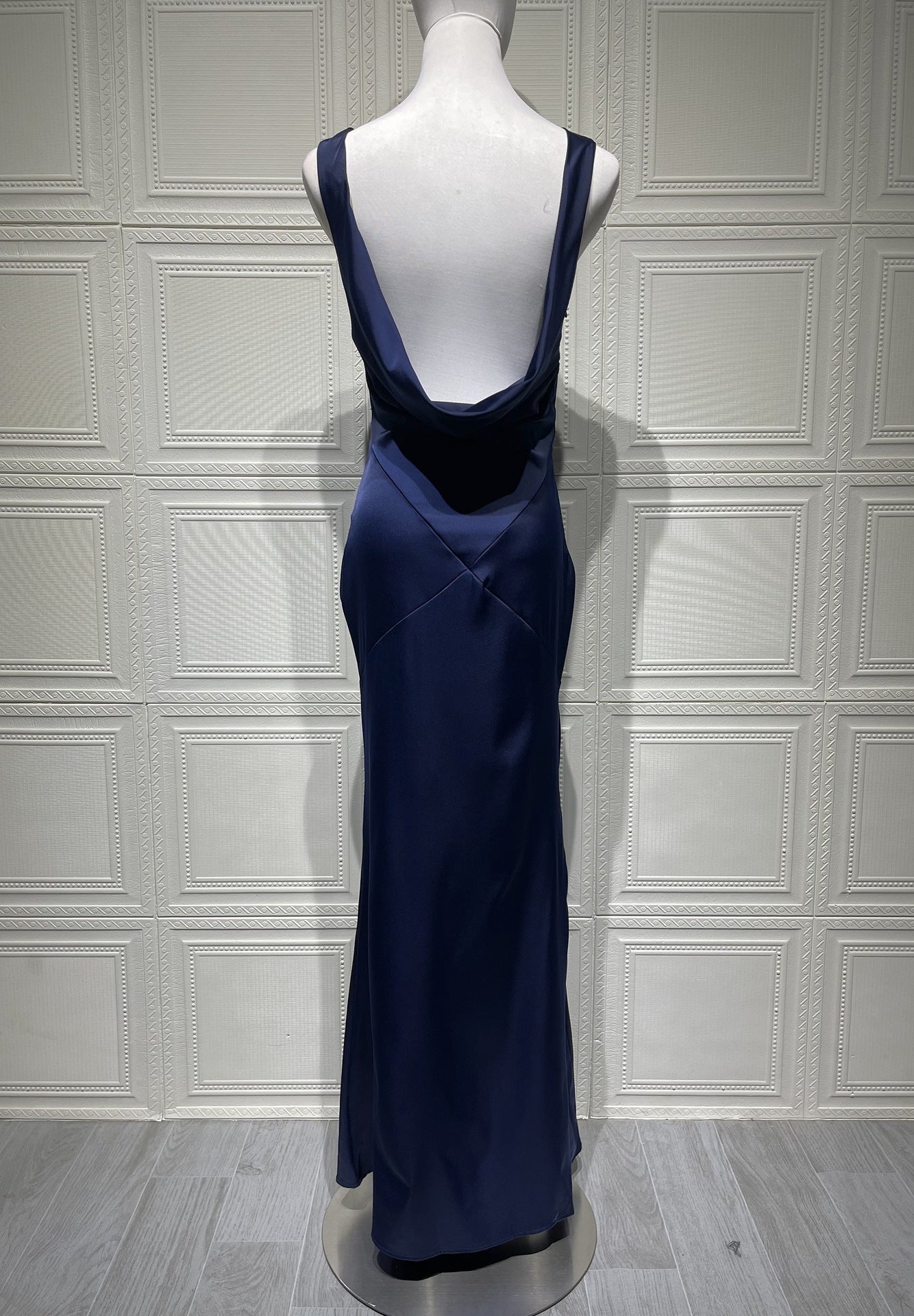 Espalda del vestido Aumare Maiori azul marino