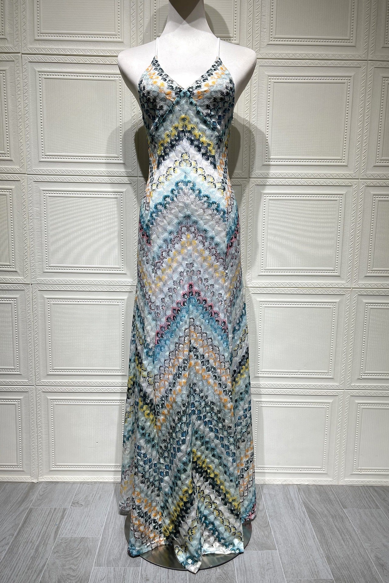 Vestido Aumare Anacapri verde multicolor, detalle de tirantes