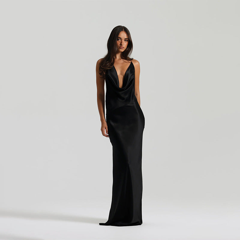 Vestido Aumare Mallorca en negro, largo de satén con escote en V drapeado