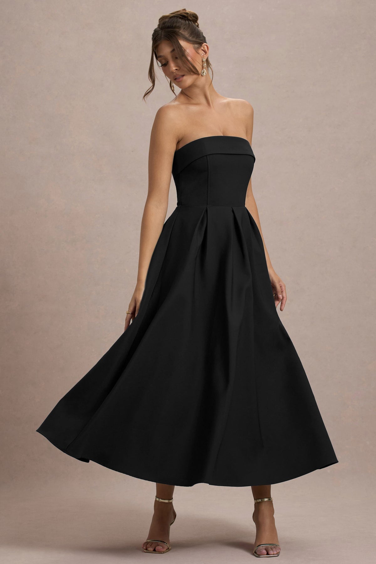 Vestido Aumare Sorrento negro vista posterior con vuelo