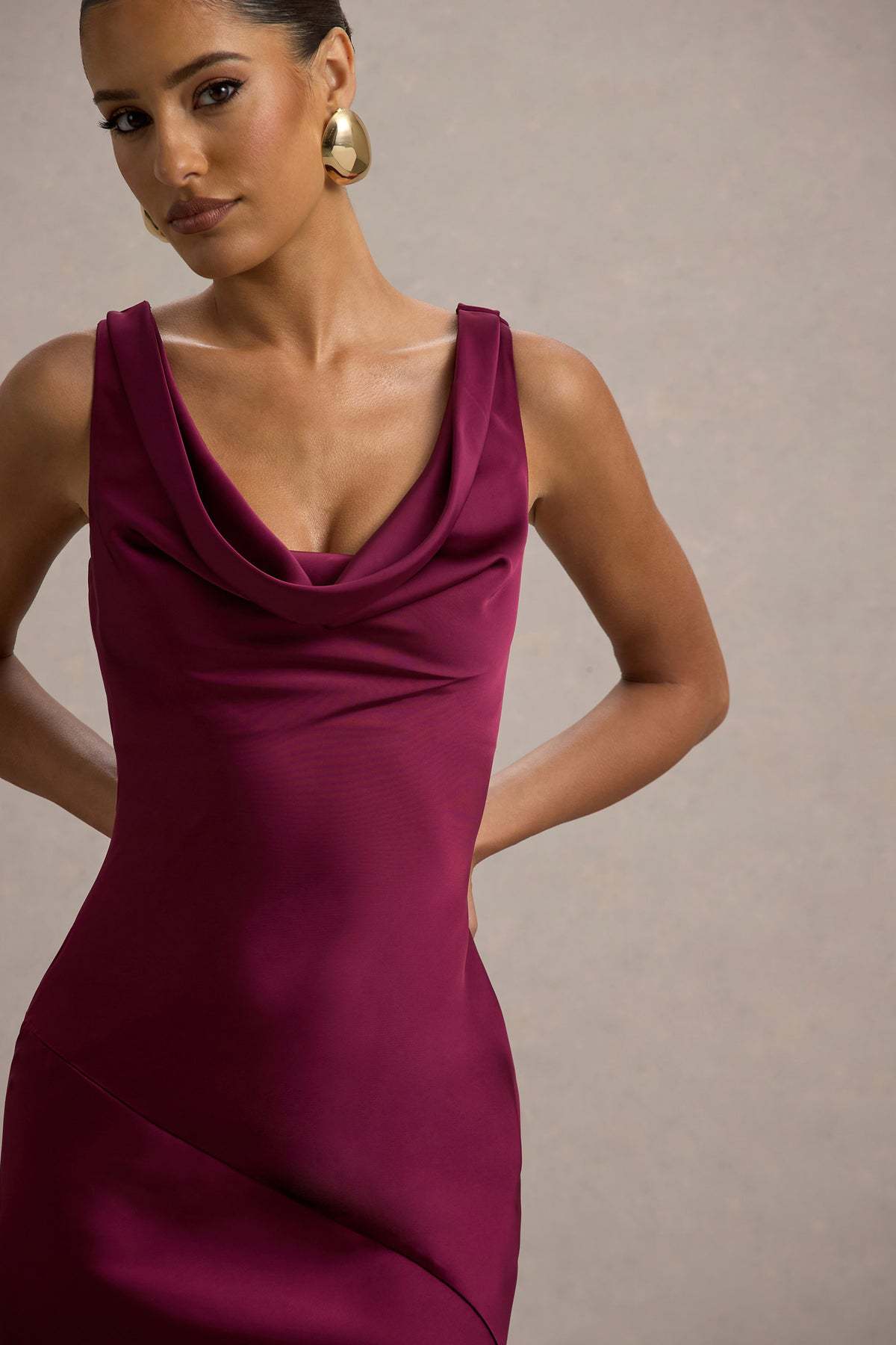 Vestido Aumare Bodrum vino silueta elegante al cuerpo