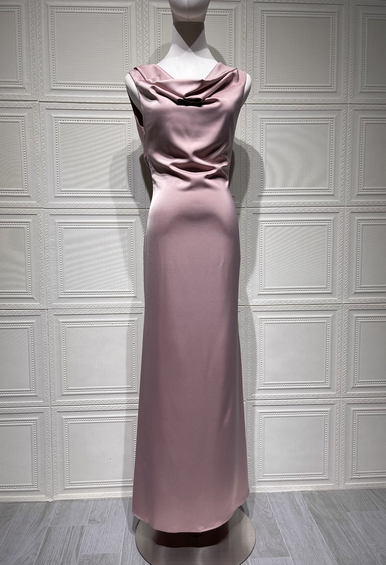 Vestido Aumare Minori rosa satinado, silueta fluida