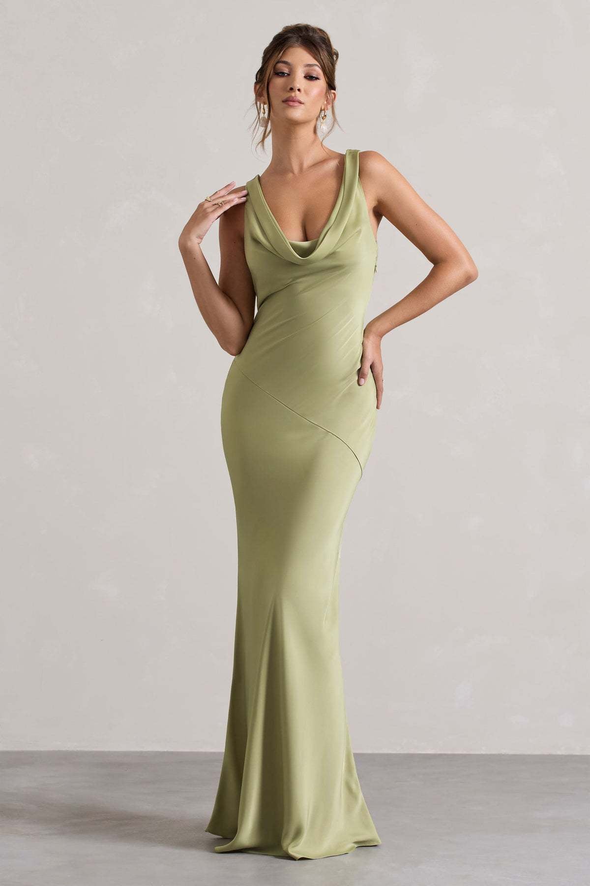 Vestido Aumare Bodrum detalle de la caída fluida del satén