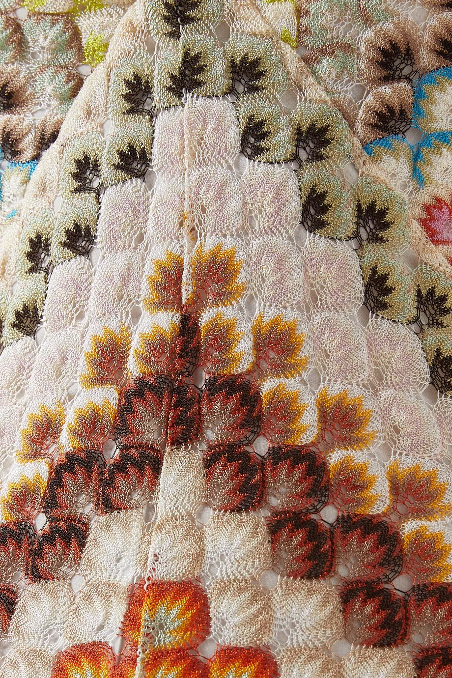 Vestido Aumare Anacapri multicolor en zigzag, detalle de cadera