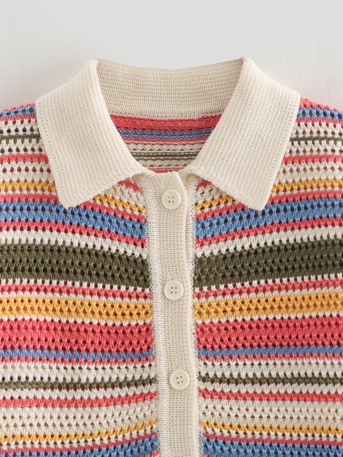 Top Aumare Chacala con botones y cuello tipo polo