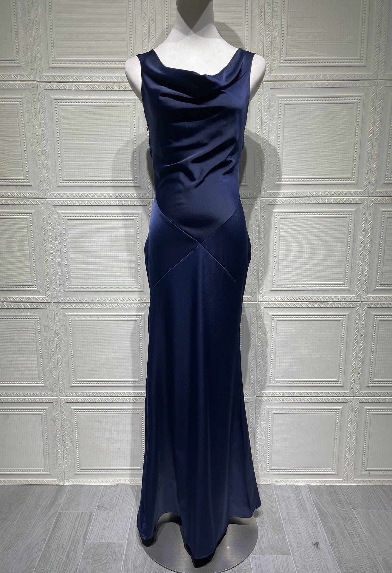 Vestido Maiori azul marino para atardecer frente al mar
