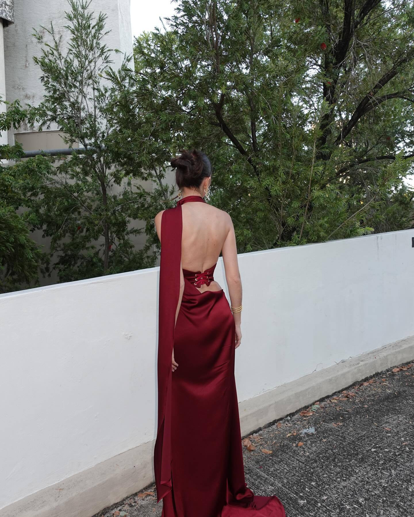Vestido largo Aumare Hvar satinado rojo vista frontal resort wear de lujo