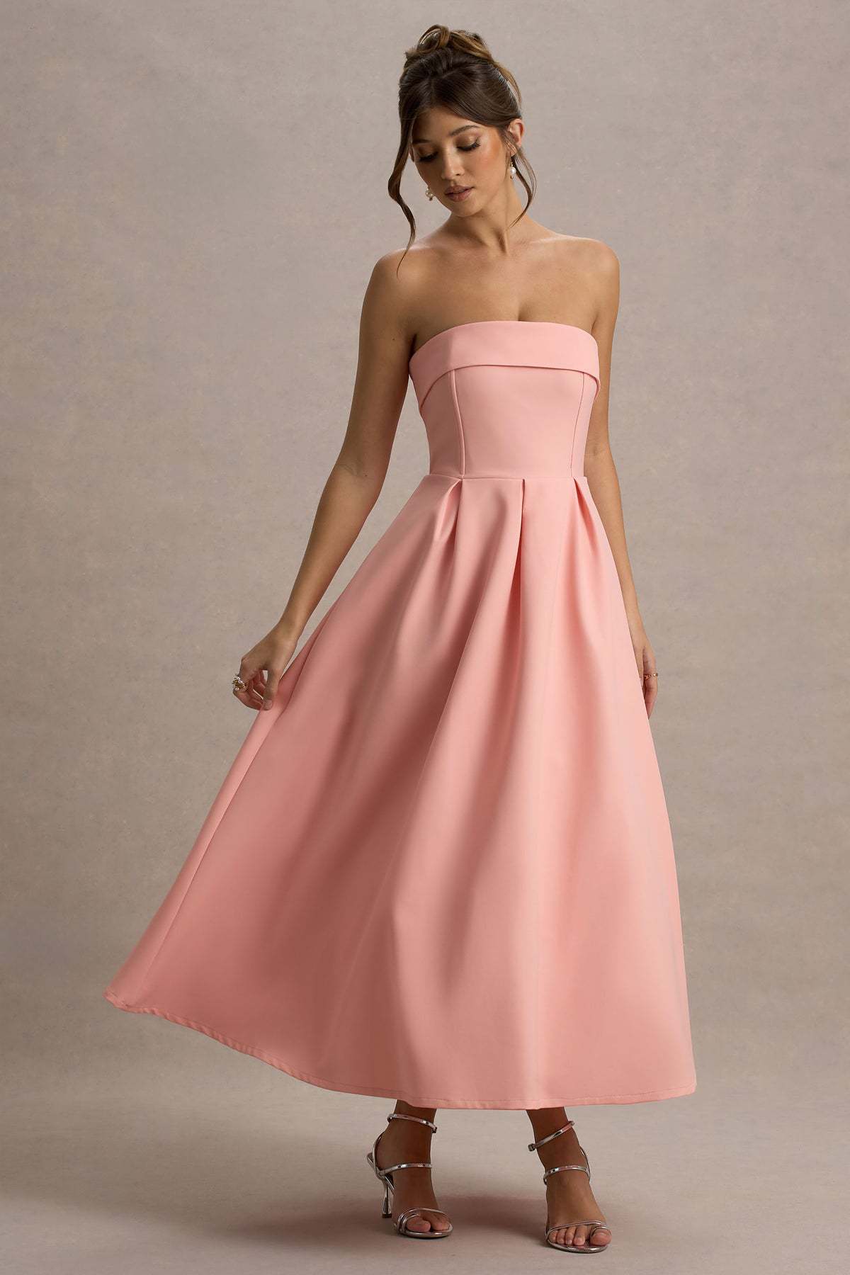 Vestido Aumare Sorrento negro silueta de vuelo