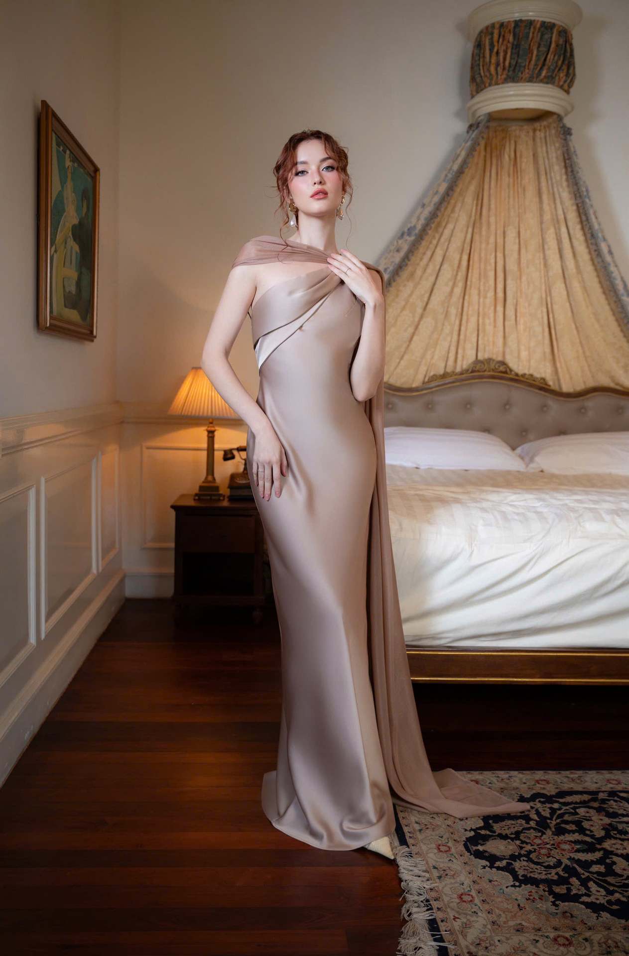 Vestido Aumare Estoril detalle del escote de un hombro