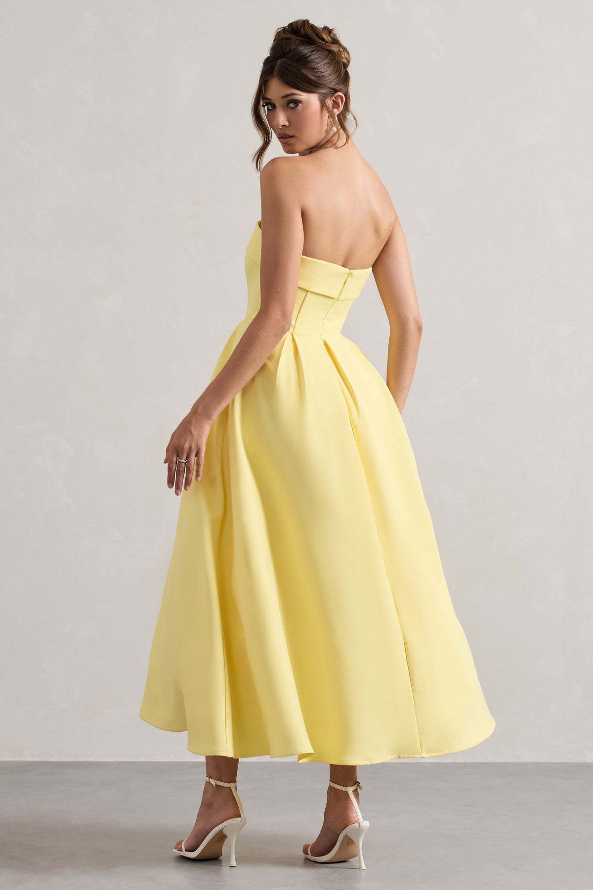 Vestido Aumare Sorrento amarillo vista posterior con falda de vuelo