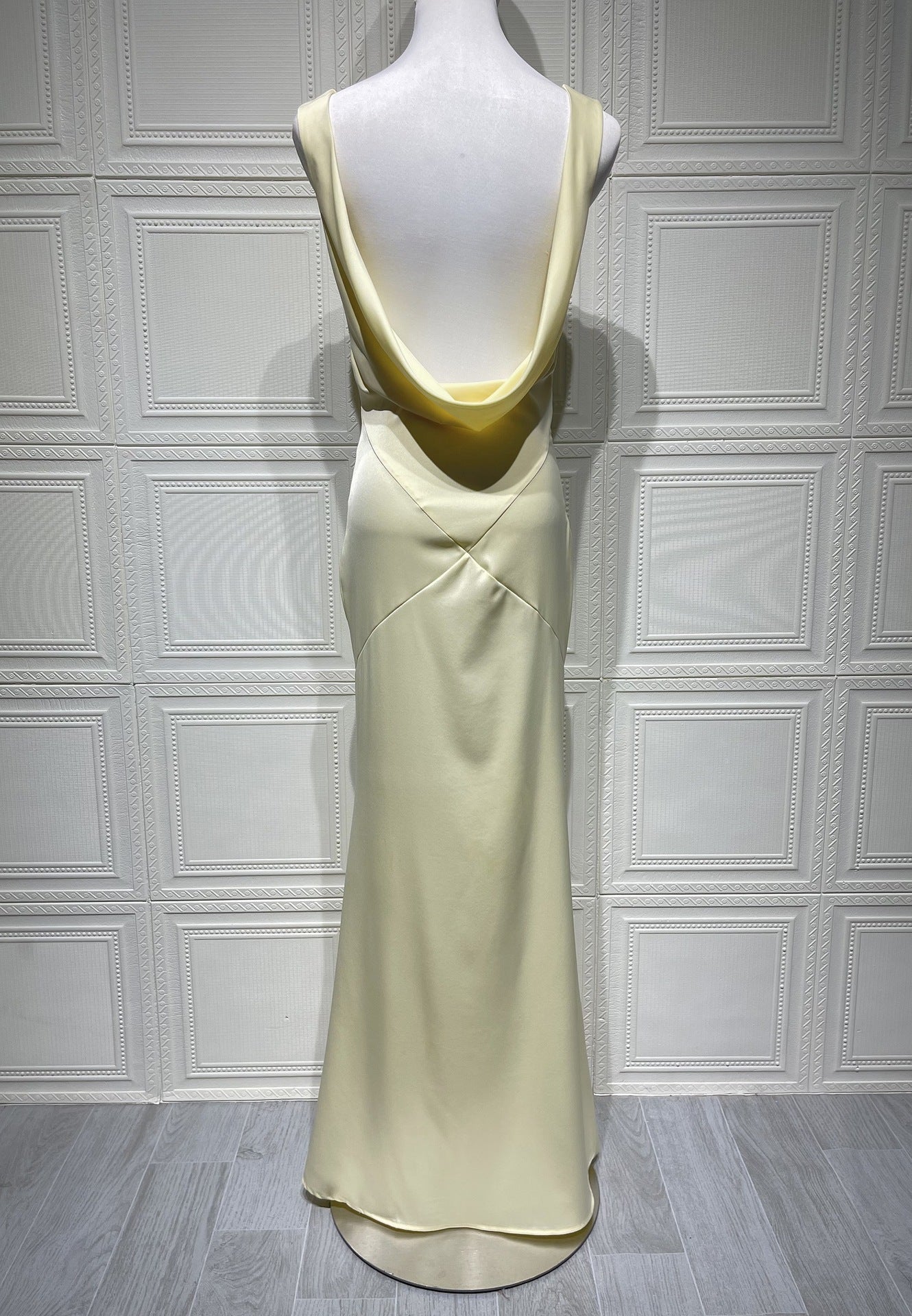 Espalda del vestido Aumare Maiori amarillo satinado